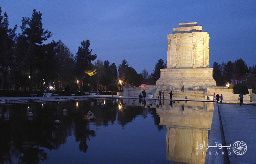 مقبره فردوسی در شب، در جلوی تصویر استخر آرامگاه واقع شده و پشت آن جمعیت بازدیدکنندگان آرامگاه فردوسی